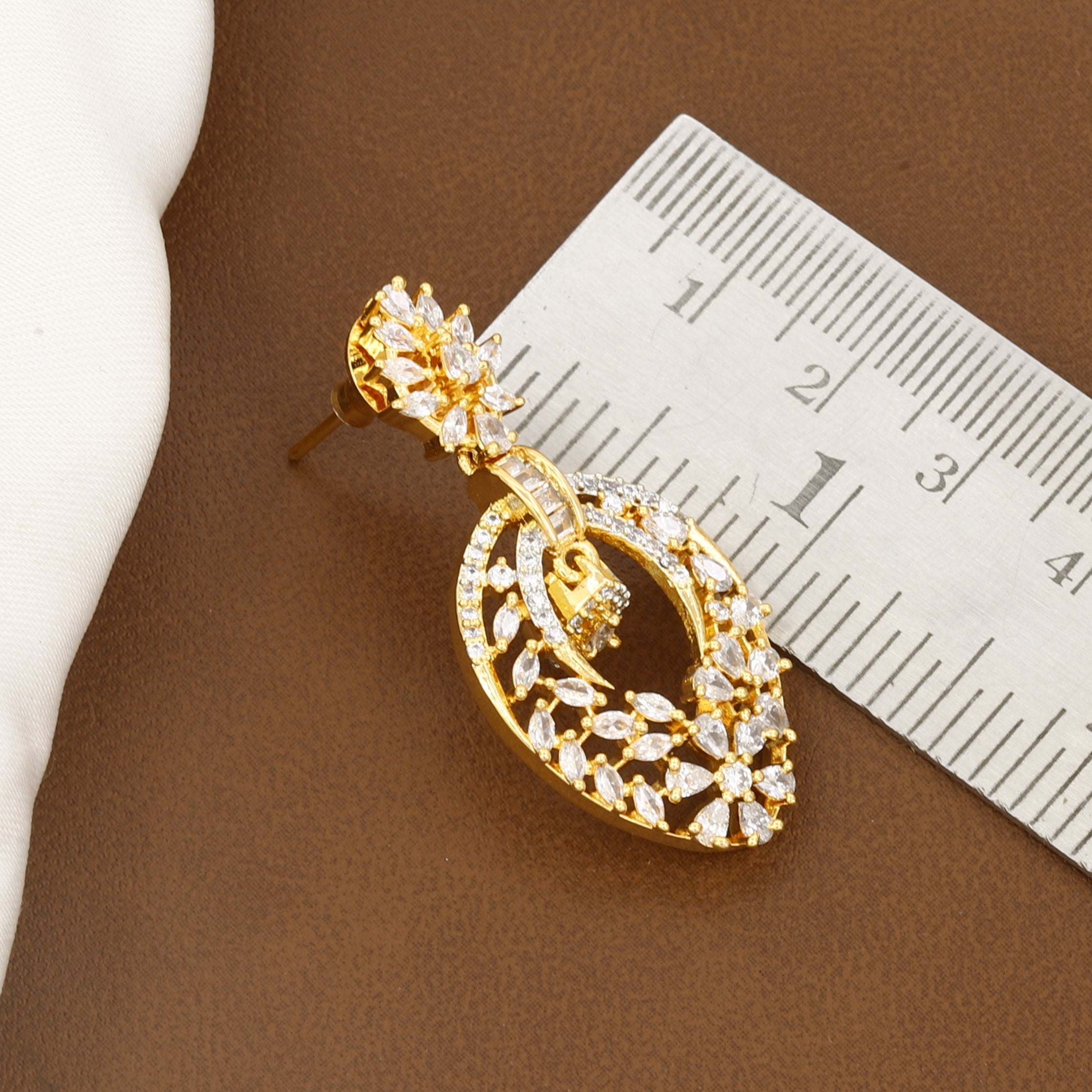 Stunning Teardrop Cutout Gold Pendant Set & Earrings With Chain