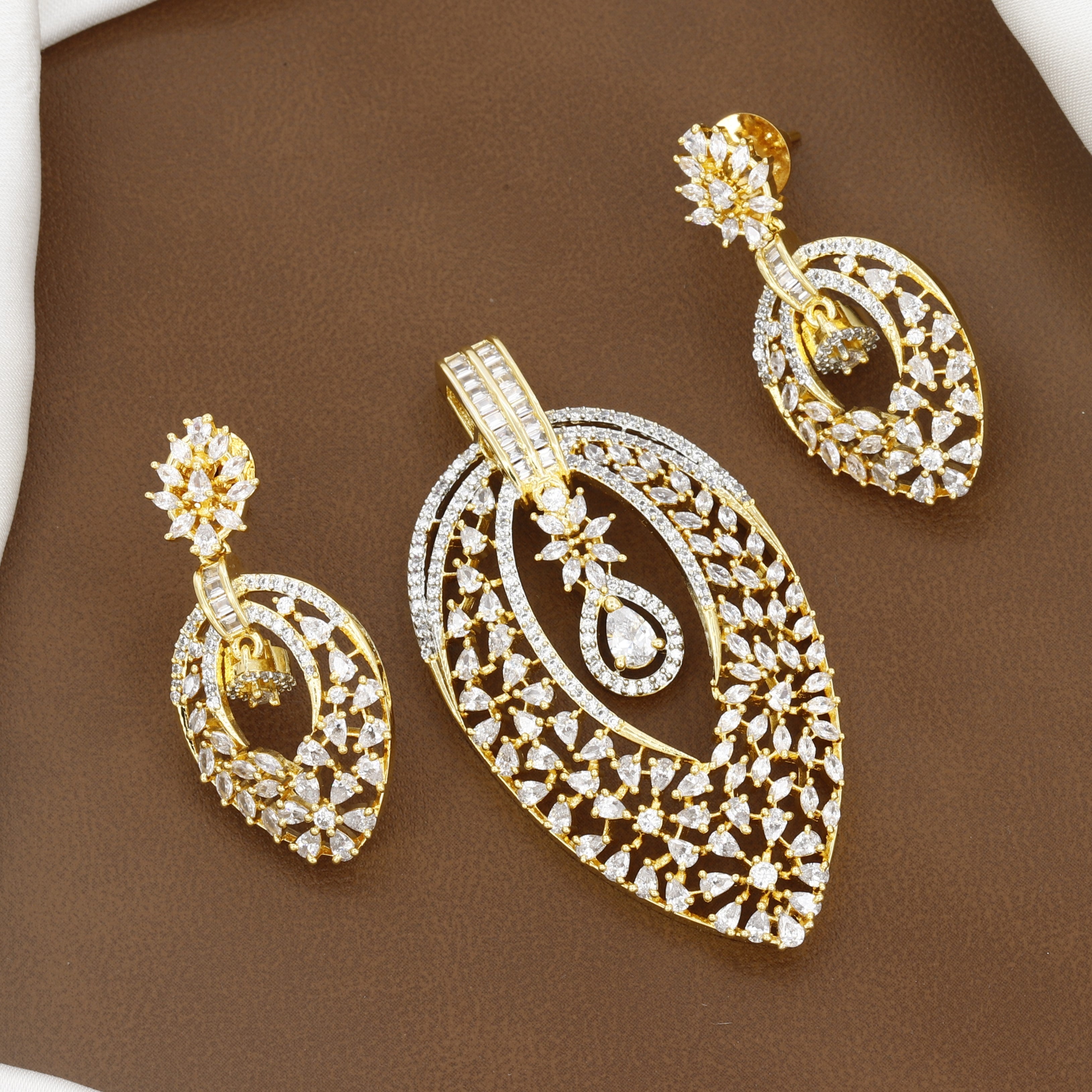 Stunning Teardrop Cutout Gold Pendant Set & Earrings With Chain