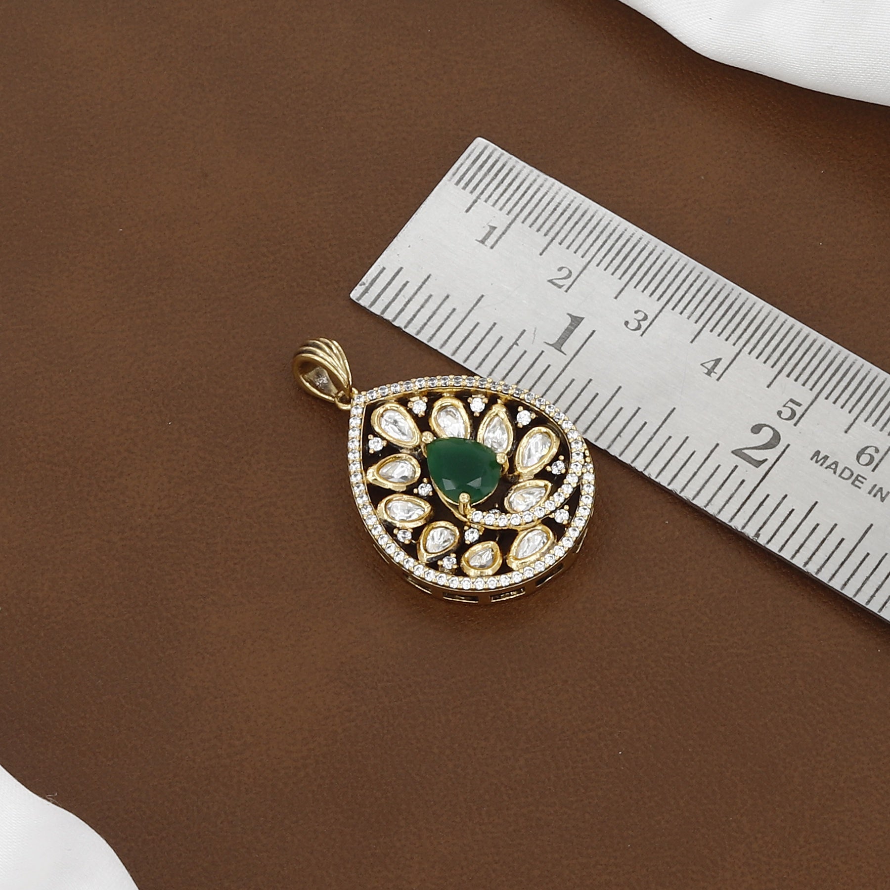 Victorian Polished Elegant Emerald Kundan Pendent Butti Set