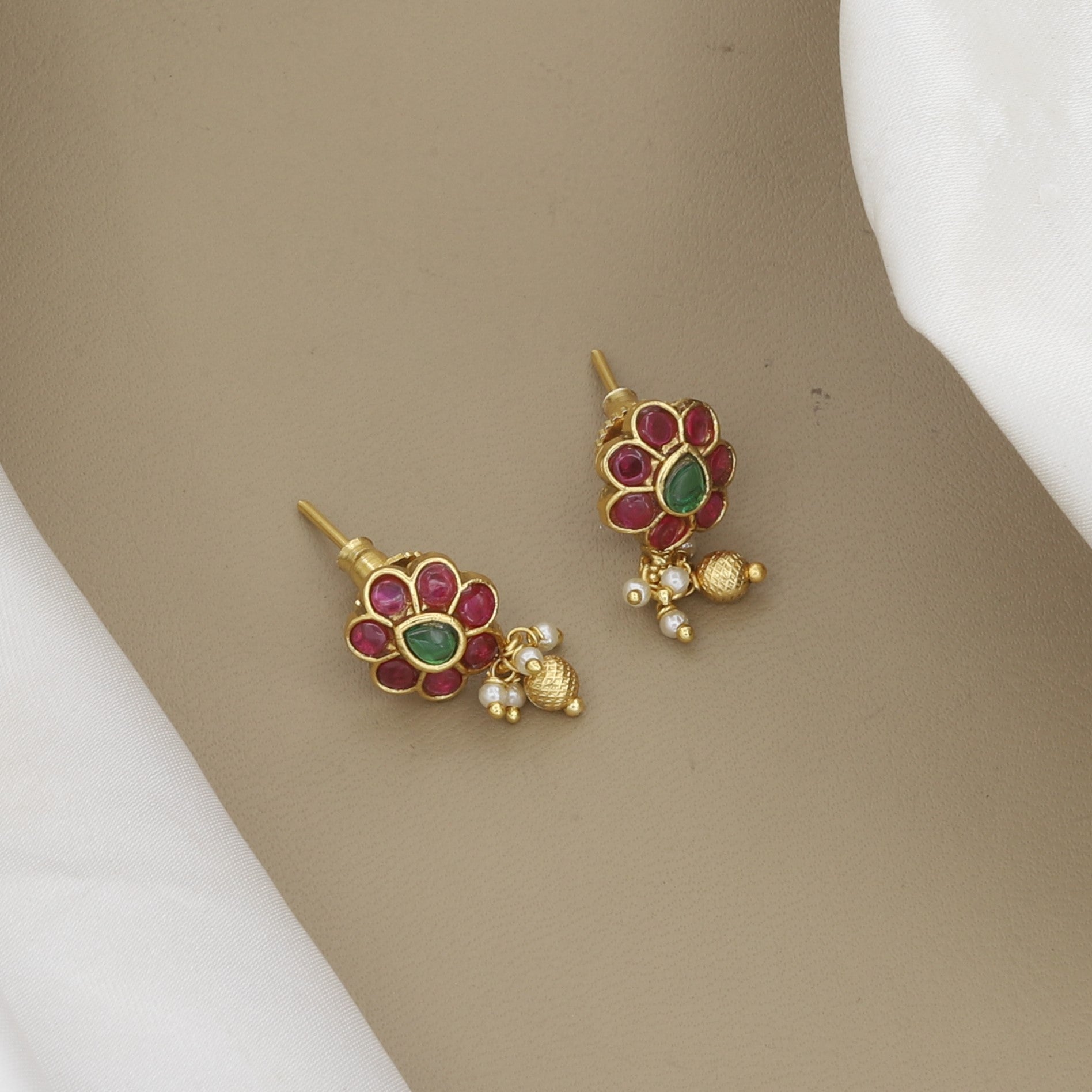 Delicate Gold Wire Necklace Set with Floral Stone Pendant