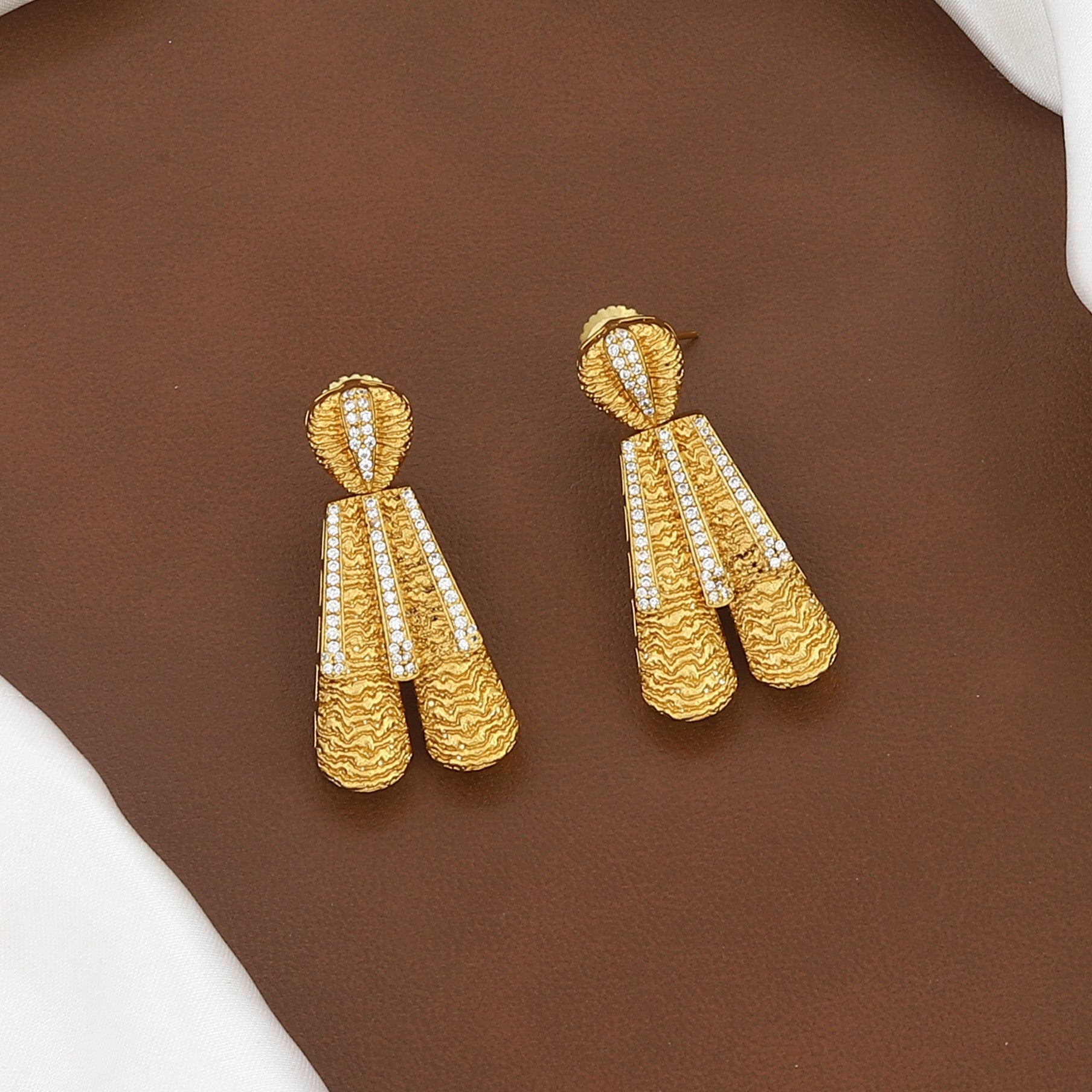 Gold Polished Elegant Textured Diamond Necklace Set