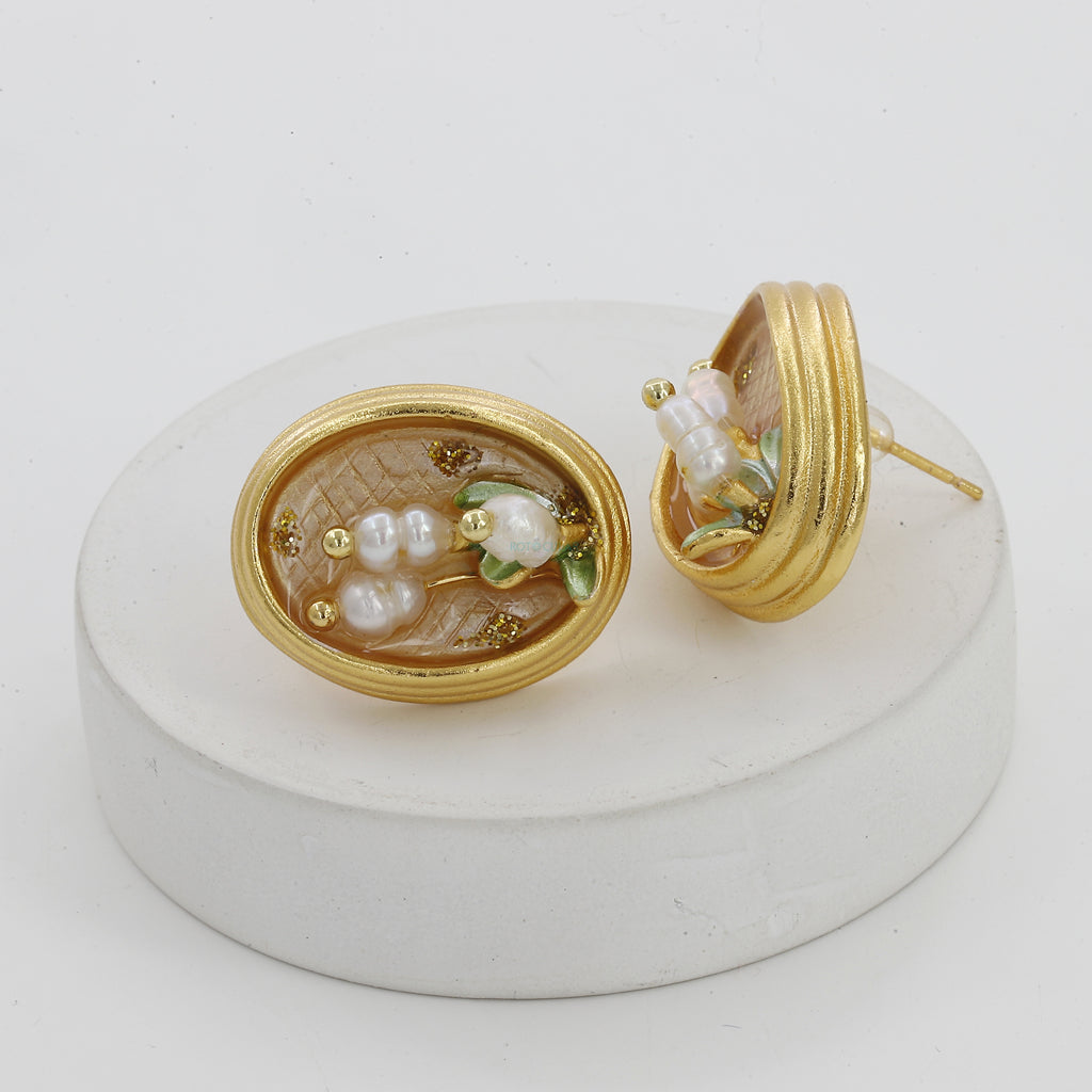 gold-tone-circle-shape-medium-size-vintage-earrings